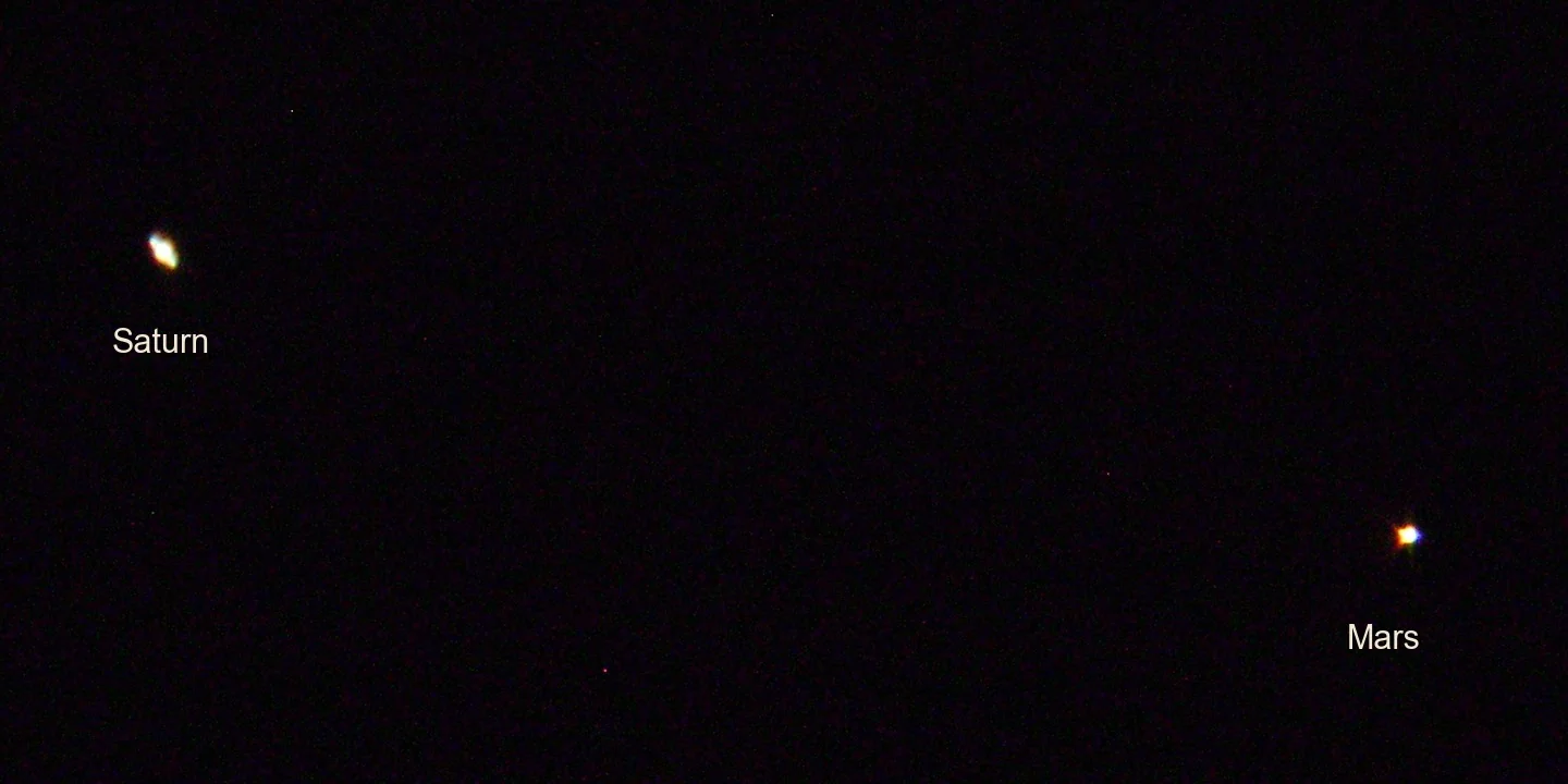 Night sky with two bright points: on the left Saturn, elongated by its rings, on the right reddish Mars, both labelled